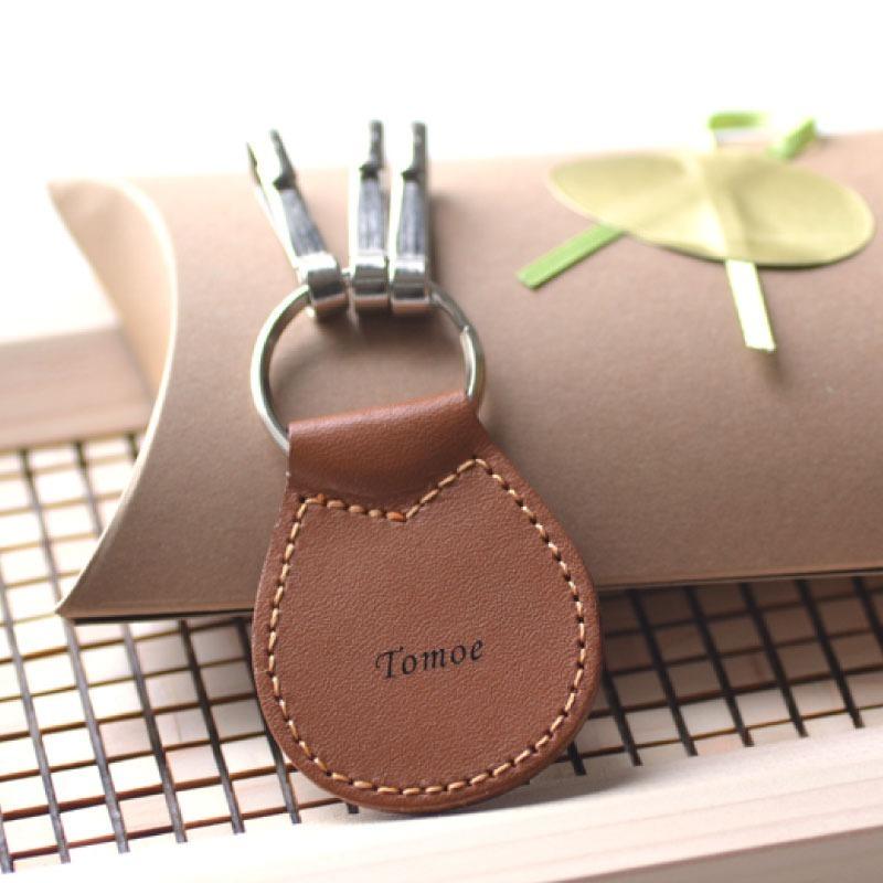 名入れ レザー丸型キーホルダー 茶 無料ラッピングあり 名入れ プレゼント 男性 父の日 プレゼント 敬老の日名入れギフト 人気 おすすめ Mkn 名入れできる雑貨屋 リコルド 通販 Yahoo ショッピング