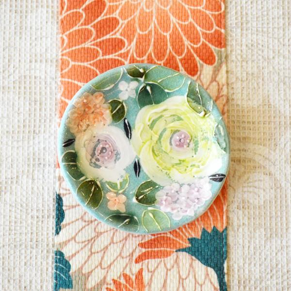 工房ゆずりは 豆皿 緑彩ローズ 瀬戸焼 花柄 優しい感性 女性だけの工房 手描き 可憐 彩り豊か 小さな皿 陶器 ゆずりは工房 Mamesara りぐるオンラインショップ 通販 Yahoo ショッピング