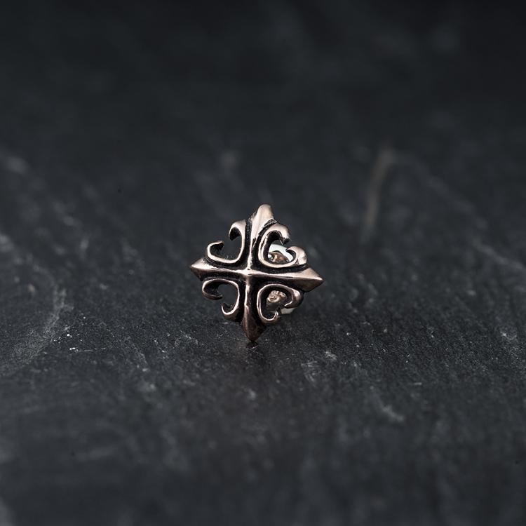 Lord Camelot（ロードキャメロット） フレアクロス スタッド ピアス