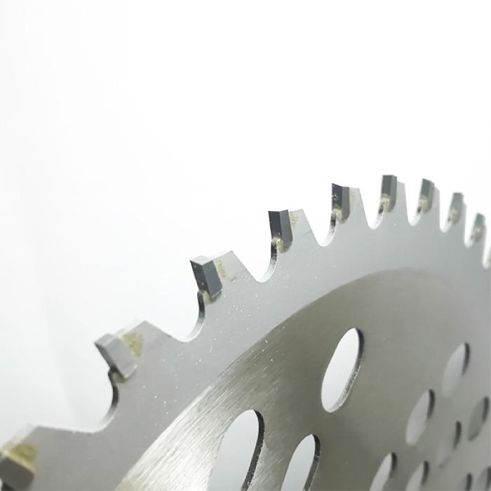草刈り用 チップソー （訳あり） 200mm×40P 縦埋込刃 5枚 セット 刈払機 草刈機 草刈り機 替刃 |  | 03
