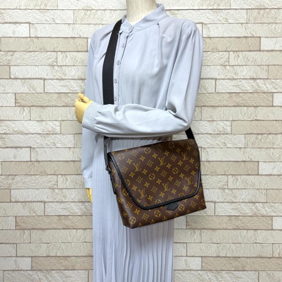LOUIS VUITTON（ルイ・ヴィトン） マグネティック メッセンジャー