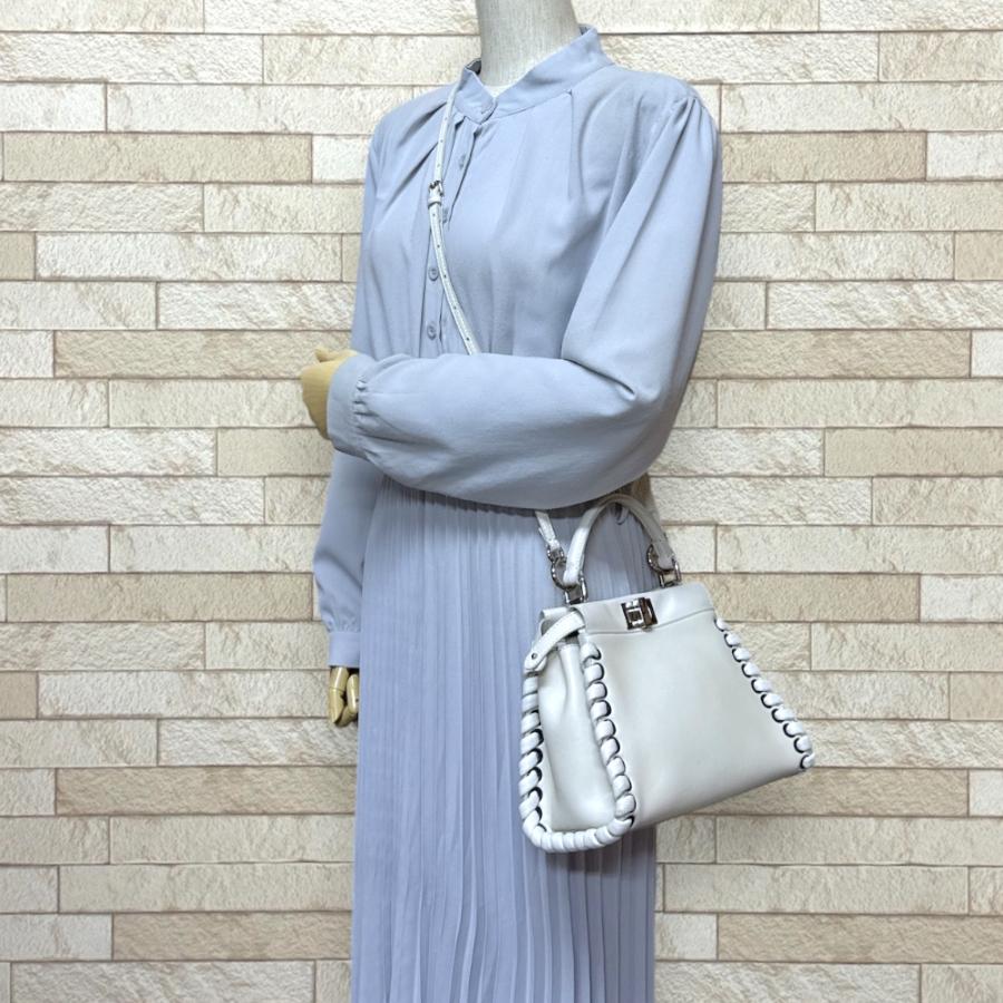フェンディ ミニピーカブー ショルダーバッグ レザー 8BN244 ホワイト レディース FENDI  中古 R&Kリサイクルキング FENDI（フェンディ） ミニピーカブー ショルダーバッグ レザー 8BN244