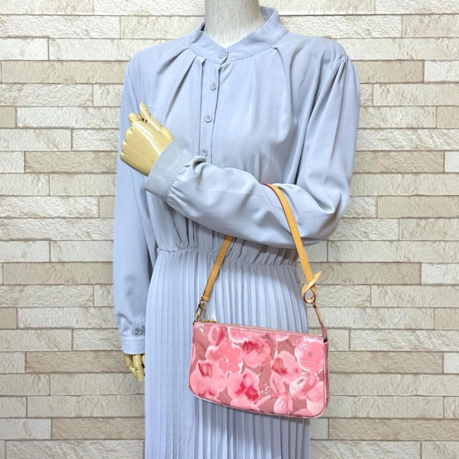 LOUIS VUITTON ルイヴィトン ポシェットアクセソワール ヴェルニ