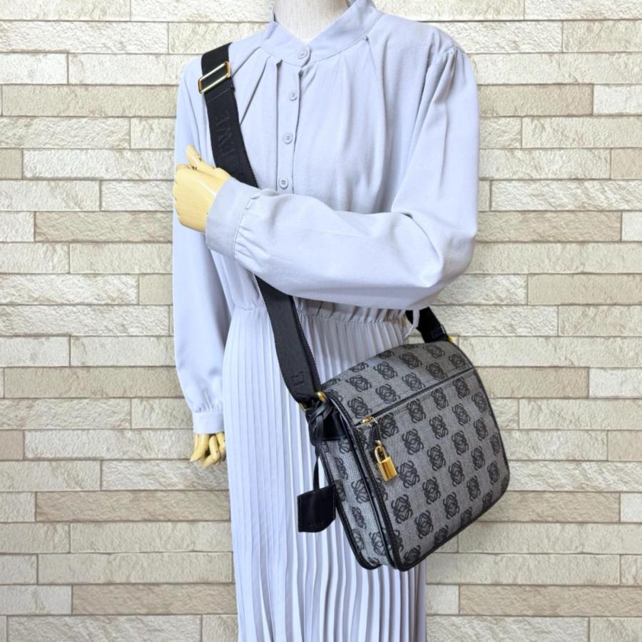 LOEWE ロエベ ナッパアイレ アナグラム グレー バッグ ラムスキン系 軽量 LOEWE（ロエベ） アナグラム ショルダーバッグ PVC グレー レディース