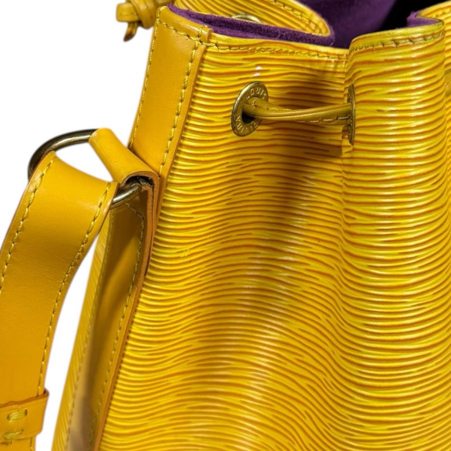 LOUIS VUITTON（ルイ・ヴィトン） プチノエ エピ ショルダーバッグ