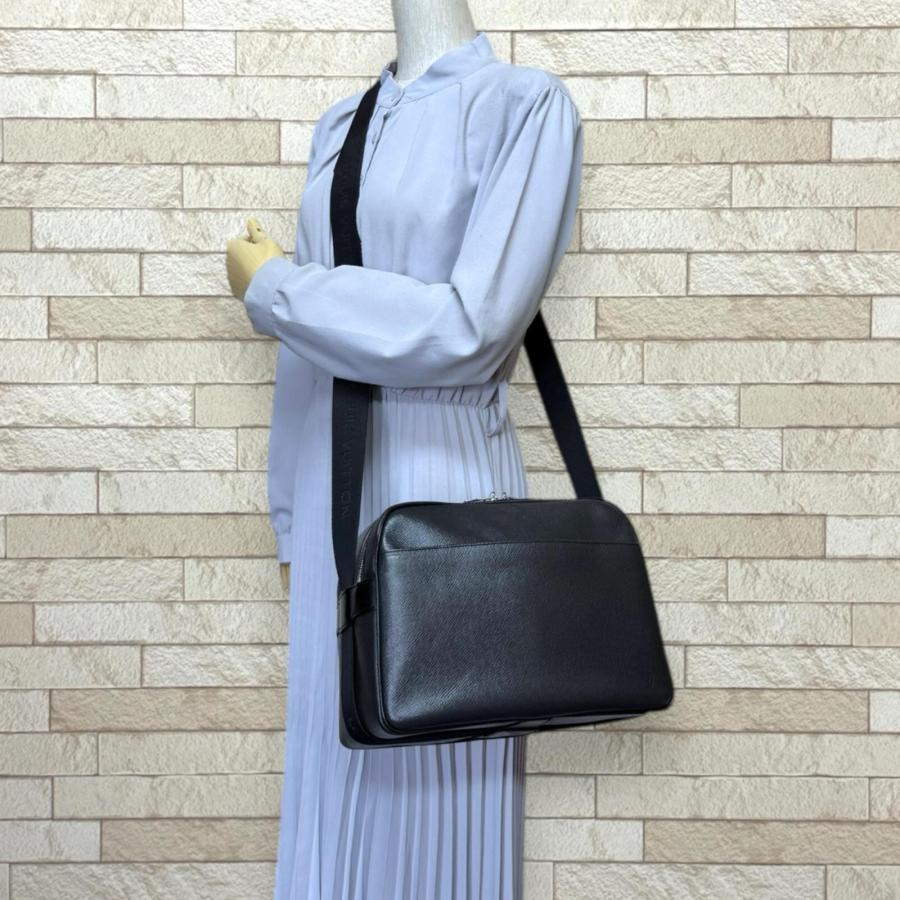 LOUIS VUITTON（ルイ・ヴィトン） リポーター タイガ ショルダーバッグ