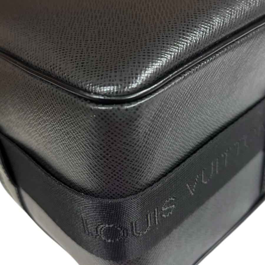 LOUIS VUITTON（ルイ・ヴィトン） リポーター タイガ ショルダーバッグ