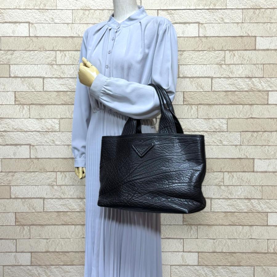 【未使用】トライアングル プレートロゴ トートバッグ PRADA（プラダ） トライアングルロゴ トートバッグ レザー 1BG440