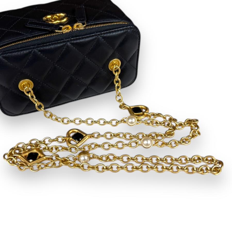 CHANEL（シャネル） バニティケース ショルダーバッグ ラムスキン