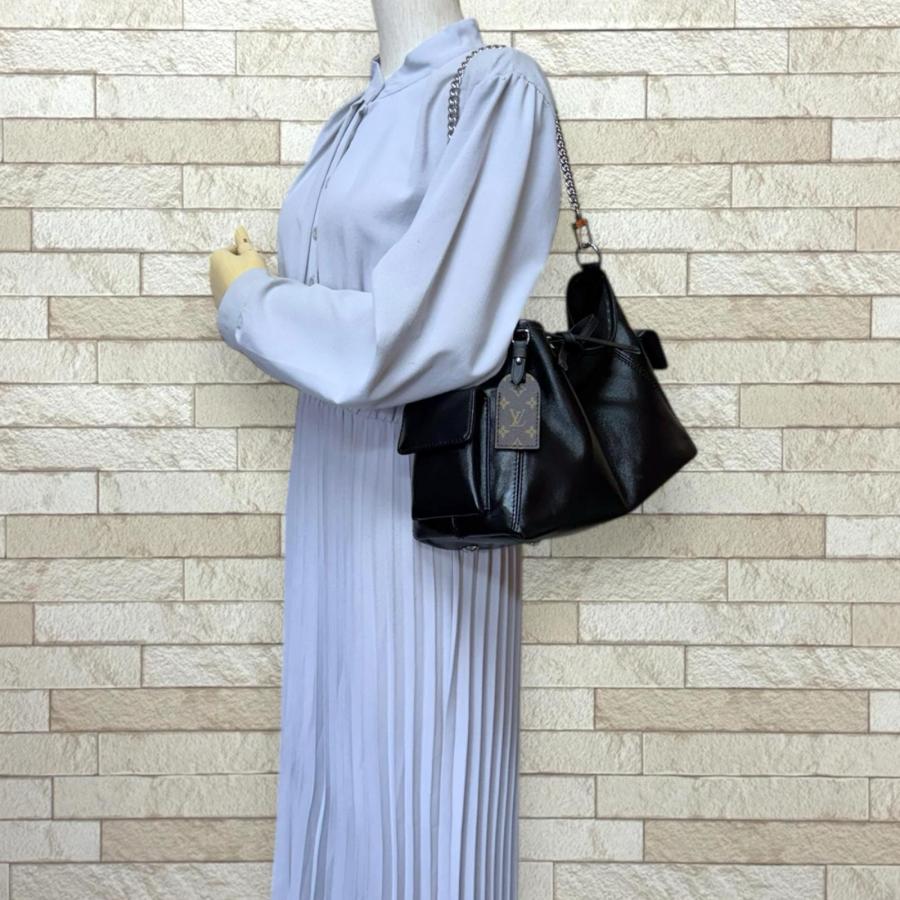 ルイヴィトン キャリーオール･カーゴ バイブ PM ショルダーバッグ M24861 ブラック レディース LOUIS VUITTON  中古 LOUIS VUITTON（ルイ・ヴィトン） キャリーオール・カーゴ バイブ PM