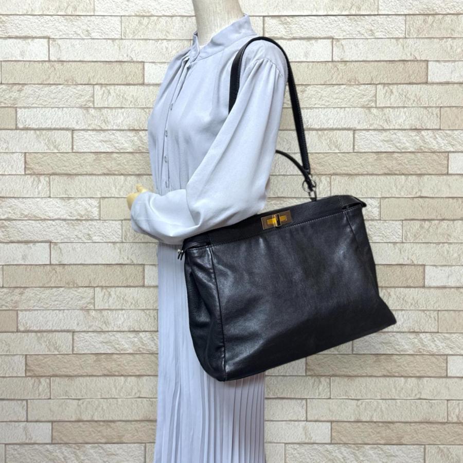 FENDI（フェンディ） ピーカブー ラージ ショルダーバッグ レザー