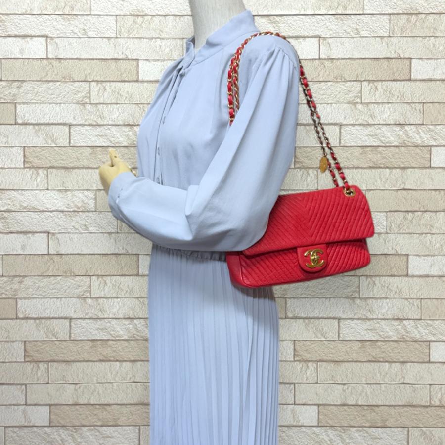シャネル Vステッチ ショルダーバッグ レザー レッド レディース CHANEL  中古 CHANEL（シャネル） Vステッチ ショルダーバッグ レザー レッド