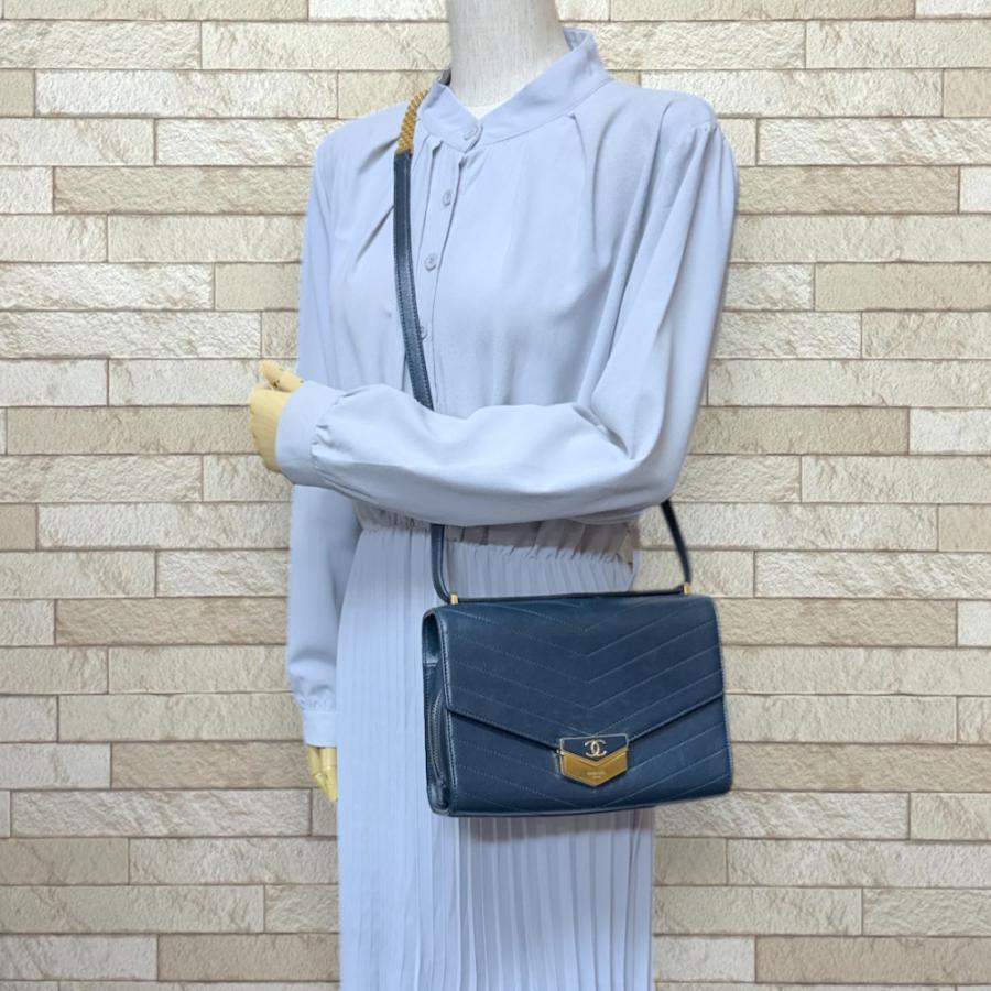 CHANEL（シャネル） Vステッチ ショルダーバッグ レザー ネイビー 
