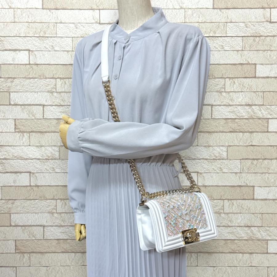 シャネル ボーイシャネル スモール ショルダーバッグ レザー ホワイト レディース CHANEL  中古 CHANEL（シャネル） ボーイシャネル スモール ショルダーバッグ レザー