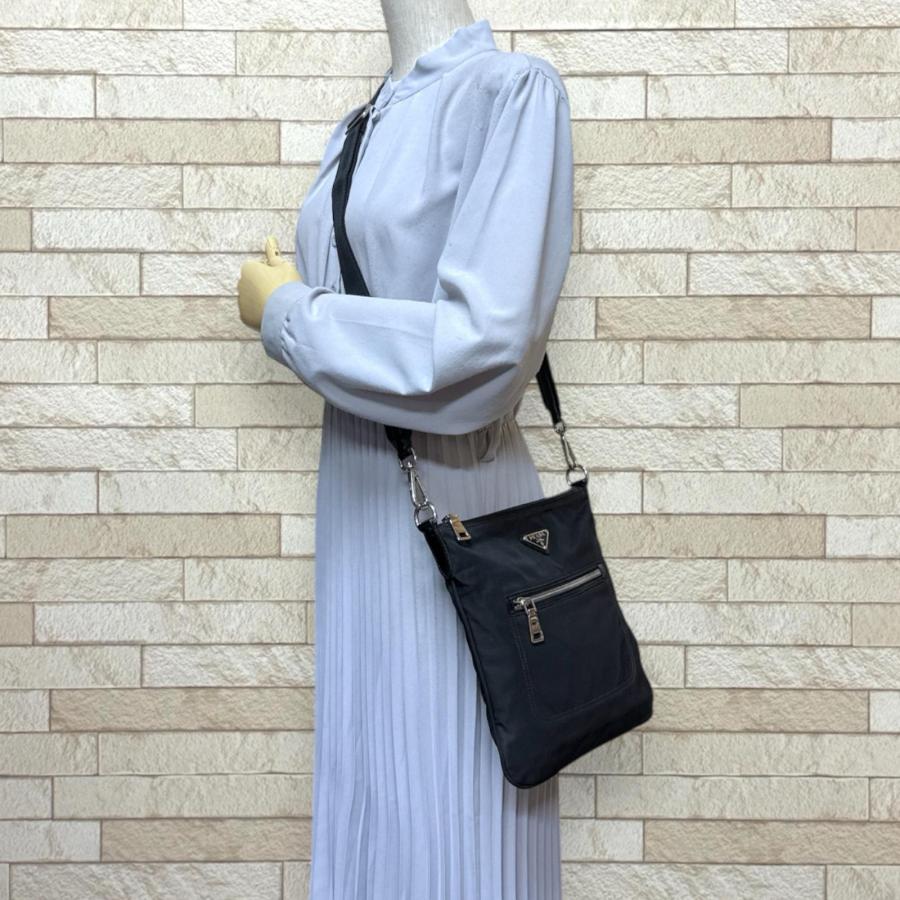 プラダ ショルダーバッグ ナイロン ブラック ユニセックス PRADA  中古 PRADA（プラダ） ショルダーバッグ ナイロン ブラック ユニセックス