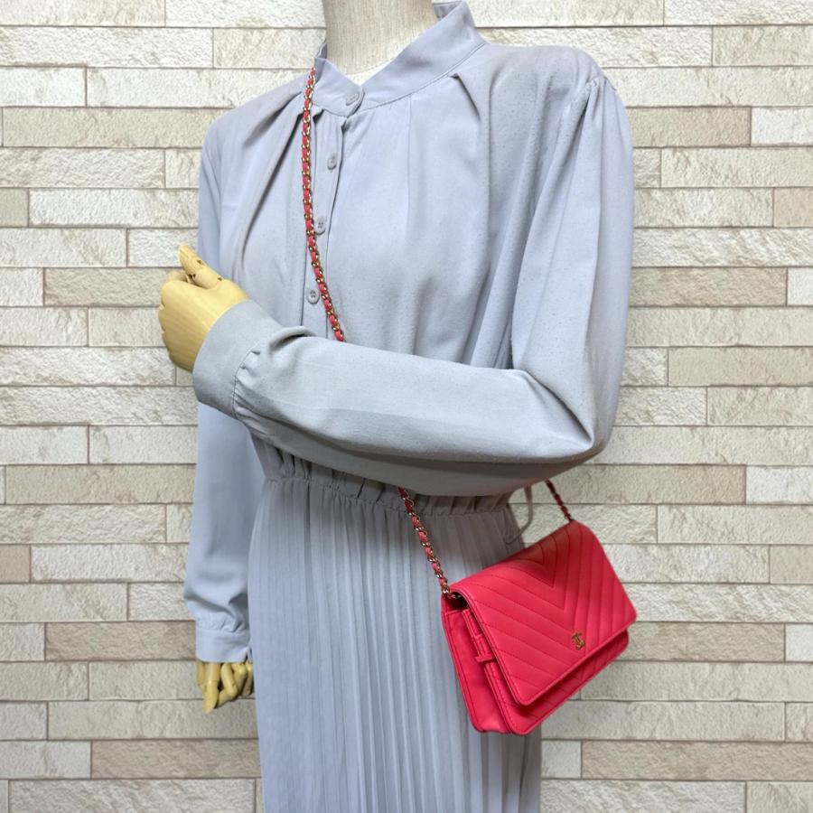 CHANEL（シャネル） Vステッチ ショルダーバッグ レザー ピンク