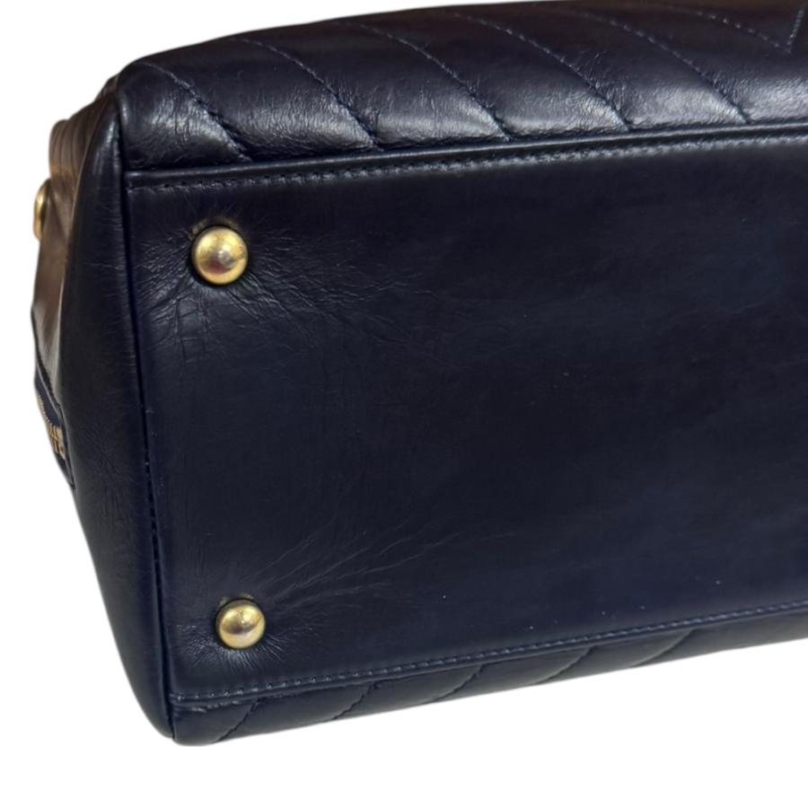 CHANEL（シャネル） Vステッチ ショルダーバッグ レザー ネイビー