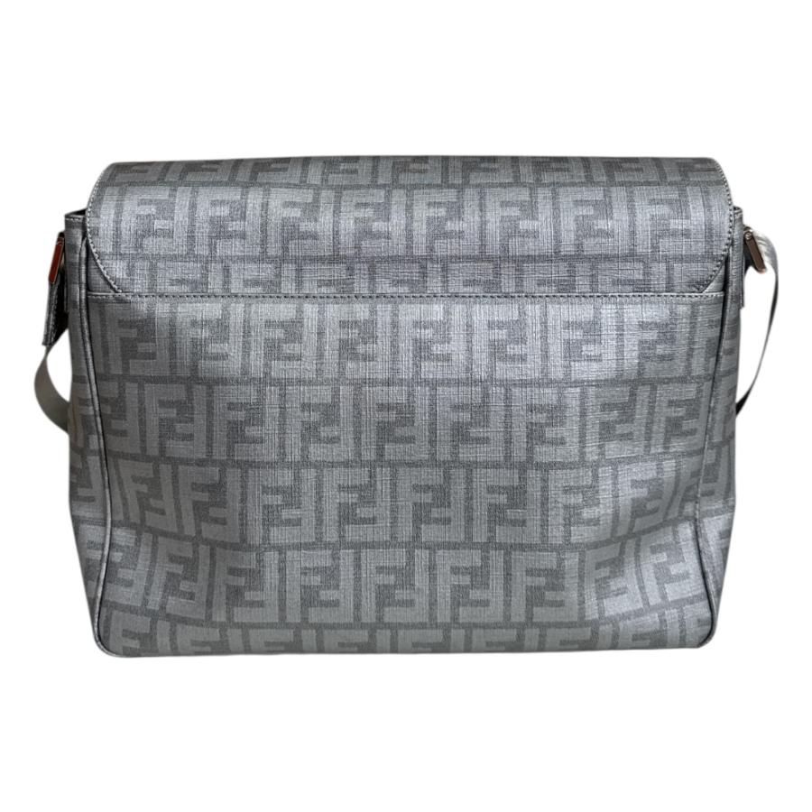 美品☆　フェンディ　メッセンジャーバッグ　A4収納可能　ショルダーバッグ　ズッカ FENDI（フェンディ） メッセンジャーバッグ ズッカ ショルダーバッグ
