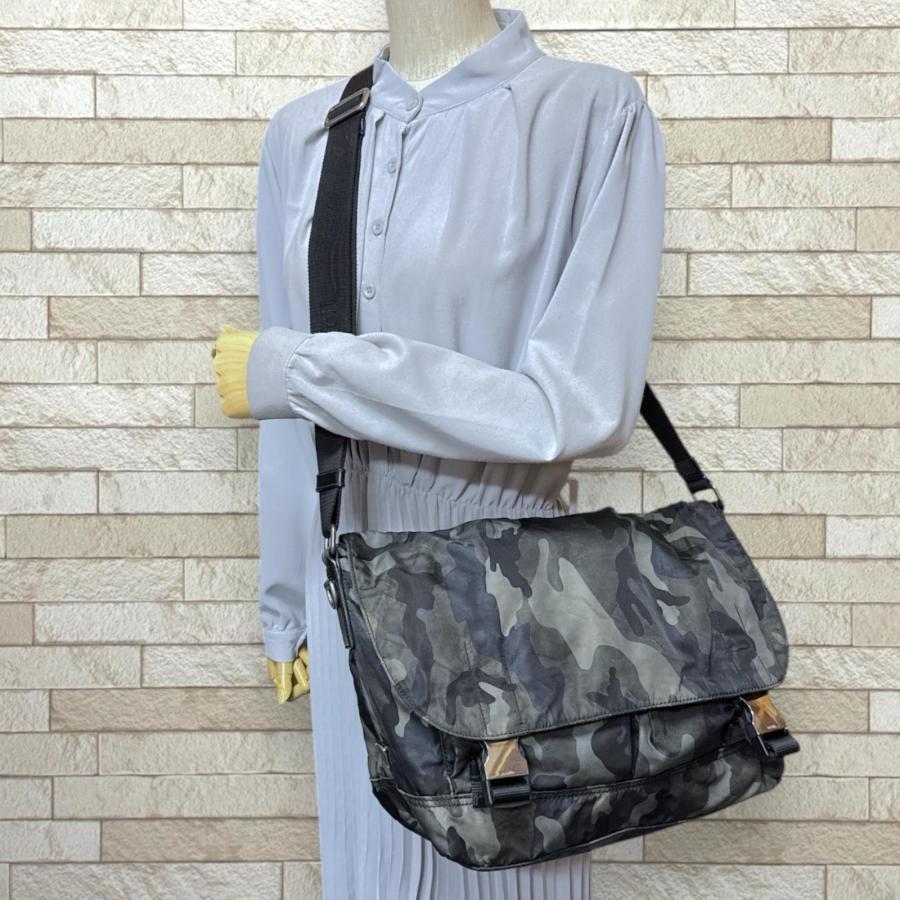 【美品】プラダ メッセンジャーバッグ レザー×ナイロン 迷彩 黒系 VA0994 美品】プラダ メッセンジャーバッグ レザー×ナイロン 迷彩 黒系 VA0994