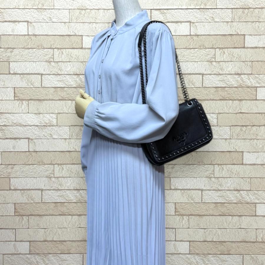 PRADA（プラダ） ロゴ スタッズ ショルダーバッグ レザー 1BD147
