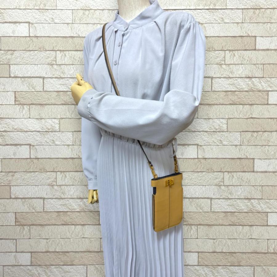 フェンディ ピーカフォン ショルダーバッグ レザー 8M0442 ベージュ ユニセックス FENDI  中古 FENDI（フェンディ） ピーカフォン ショルダーバッグ レザー 8M0442