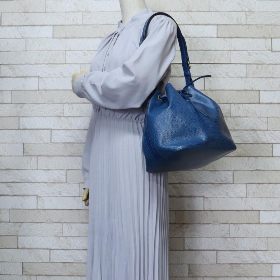 LOUIS VUITTON（ルイ・ヴィトン） プチノエ エピ ショルダーバッグ