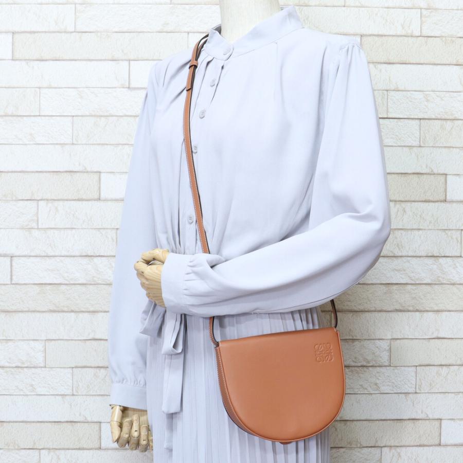 ✨ほぼ未使用✨ LOEWE ロエベ ヒールポーチ　ショルダーバッグ　ブラウン LOEWE ロエベ HEEL POUCH ショルダーバッグ レザー タンブラウン