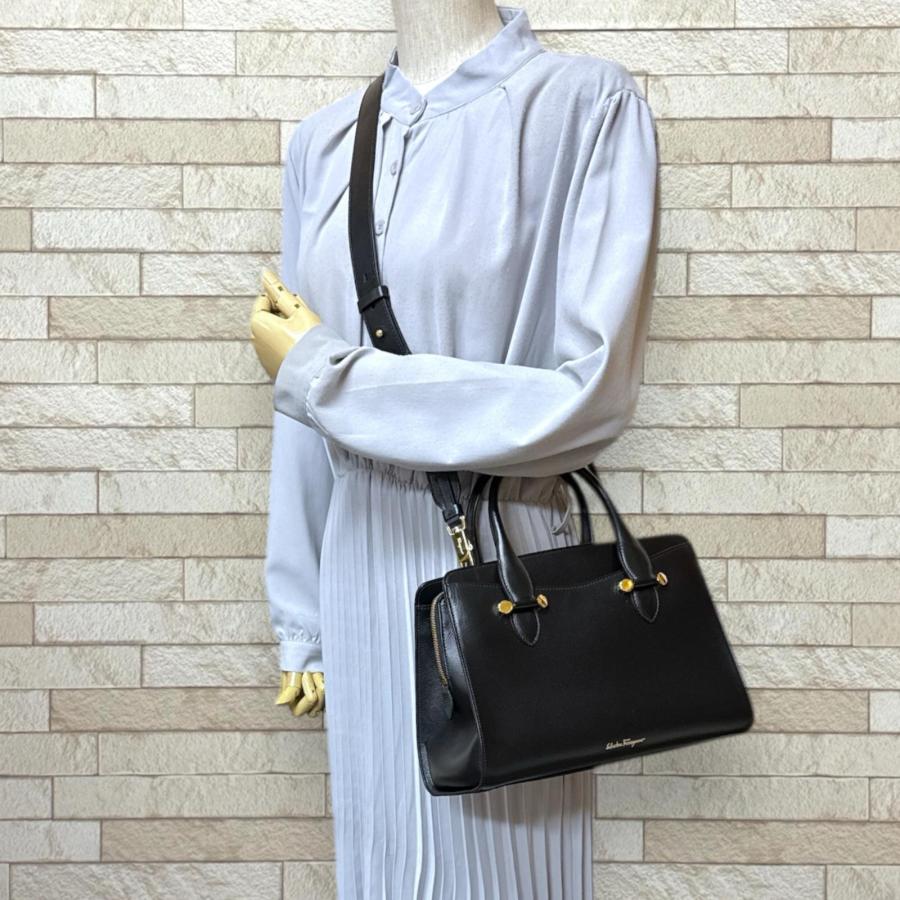 サルヴァトーレフェラガモ ショルダーバッグ レザー ブラック