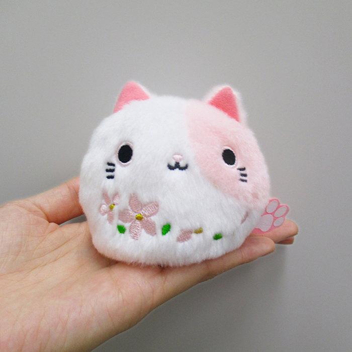 ねこだんご 桜 みけさくら ぬいぐるみ 猫 ふわふわ ねこ お手玉 マスコット ネコ 誕生日プレゼント 子供 おもちゃ 女の子 小学生 | 三英貿易（ぬいぐるみ） | 01