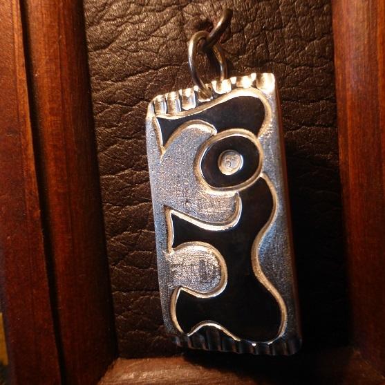 銀画「横向きの愛(ブララリゴ)」 |  | 03