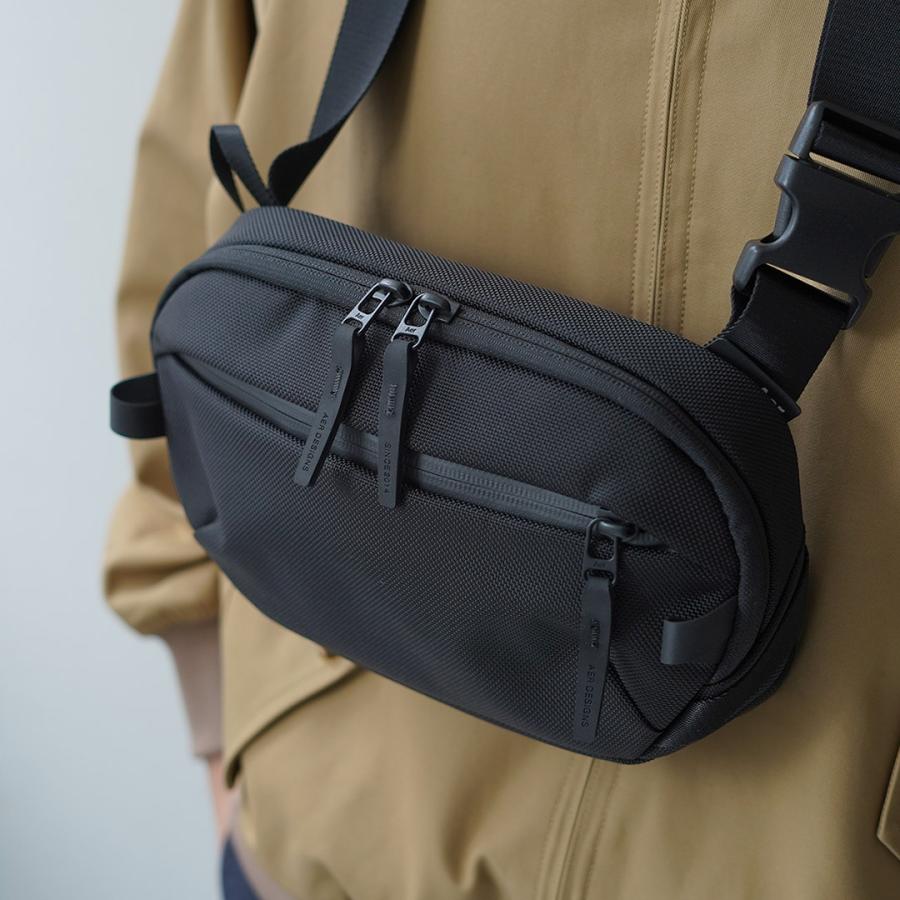 極上美品　AER スリングバッグ　ブラック ！ AER（エアー） デイスリング4 ショルダーバッグ 撥水 / メンズ ボディ