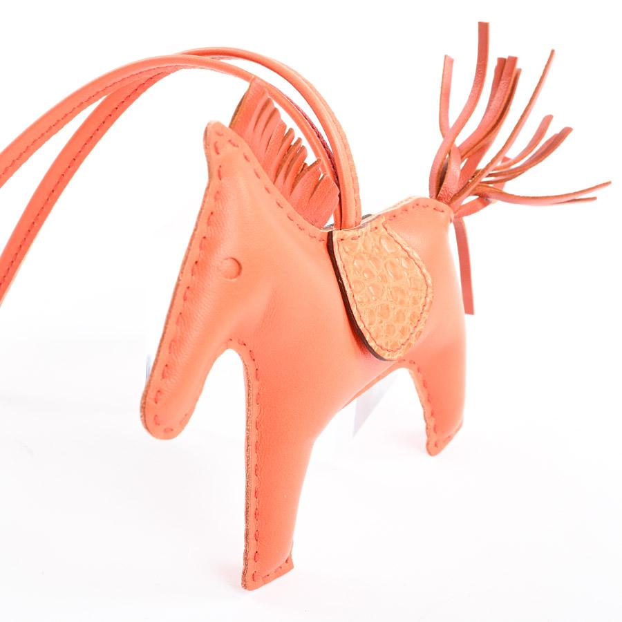 HERMES ロデオチャーム GM ローズサクラ、ローズシャイプール、オレンジ HERMES ロデオチャーム GM ローズサクラ、ローズシャイプール