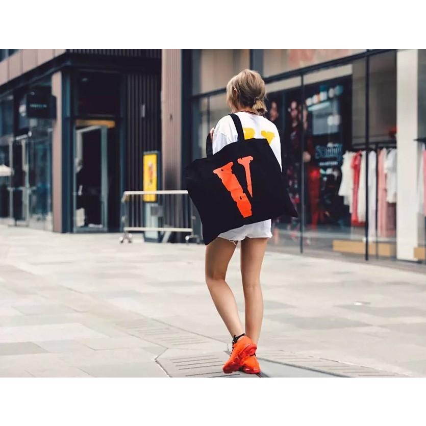 Vlone ヴィーロン ヴィーローン バッグ トートバッグ メンズ レディース Friends Tote Bag エイサップモブ カニエ ウエスト 愛用 ブランド V Fd Tbl B V Fd Tbl B Rodeo Bros 通販 Yahoo ショッピング