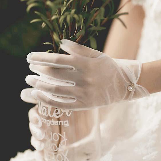 パールチャーム付き シースルーメッシュ ショートグローブ 手袋 オフホワイト オーガンジー ウェディンググローブ 結婚式 ブライダル 衣装 衣裳 レディース |  | 02