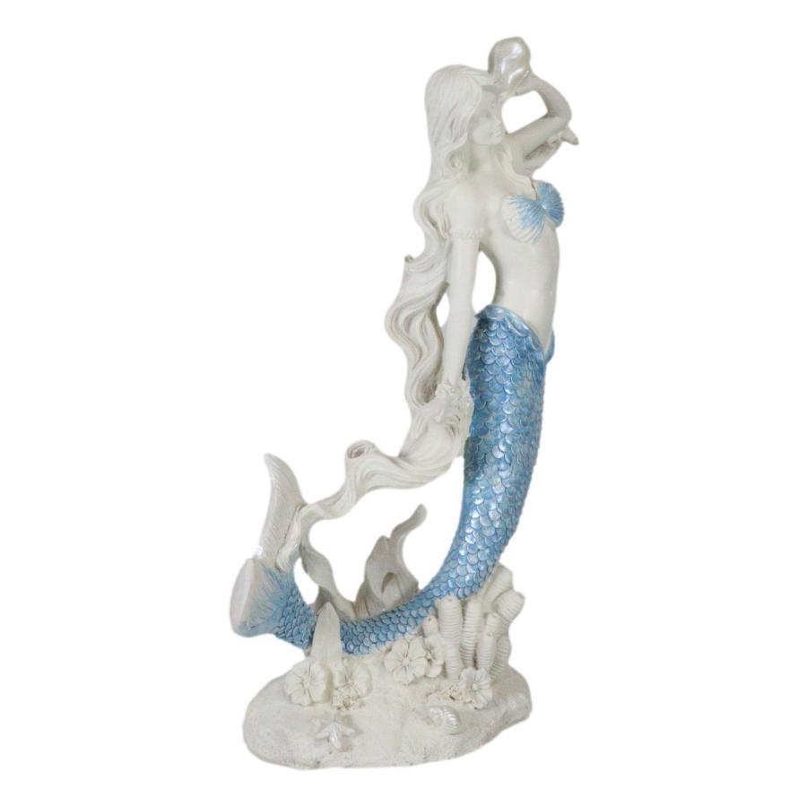 珊瑚礁の上で アクアブルーのヒレを持ったマーメイド（人魚