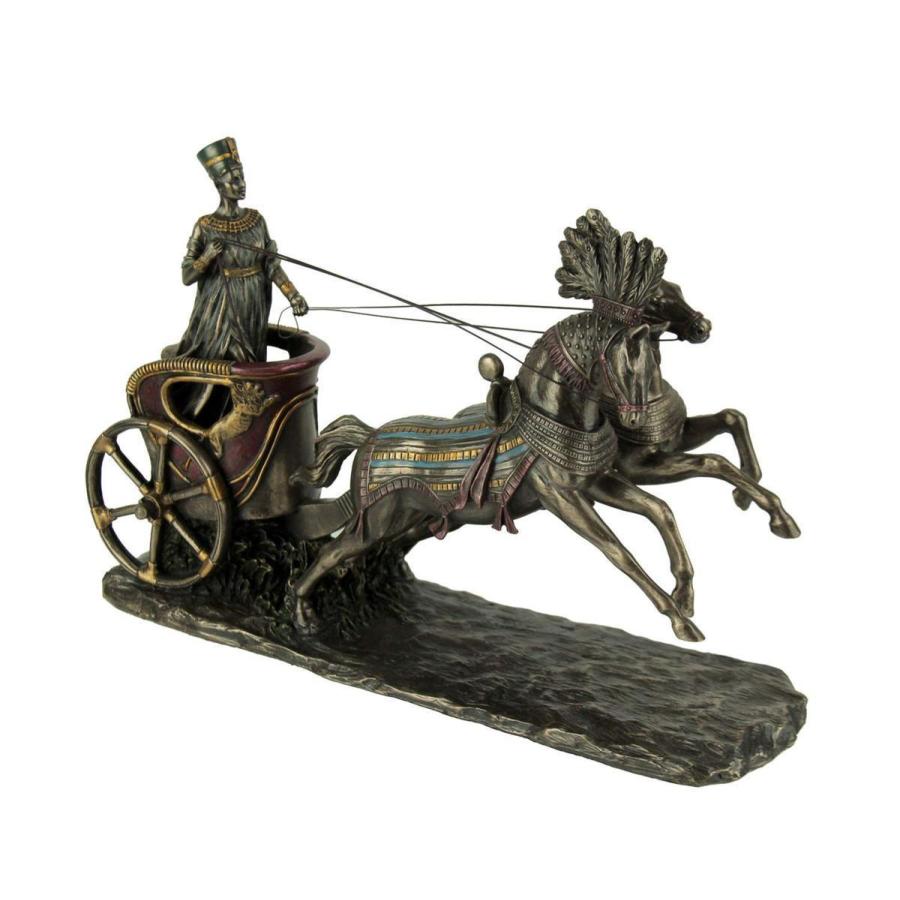 チャリオット（戦闘馬車）に乗った、ネフェルティティ 古代エジプトの 