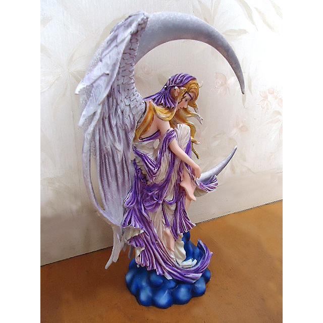 ネネ・トーマス作 白色と薄い紫色の衣装を纏った月の妖精（女神）乙女