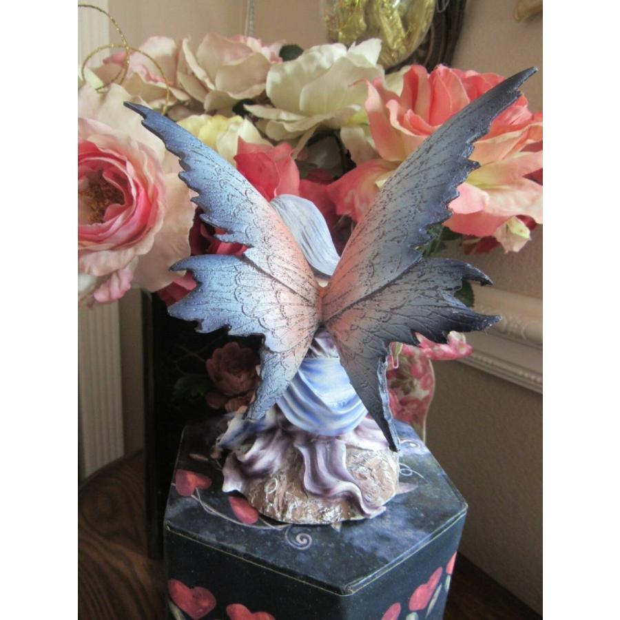 おとぎの国 赤いバラを持った紫色の翼の妖精（フェアリー）彫像 彫刻