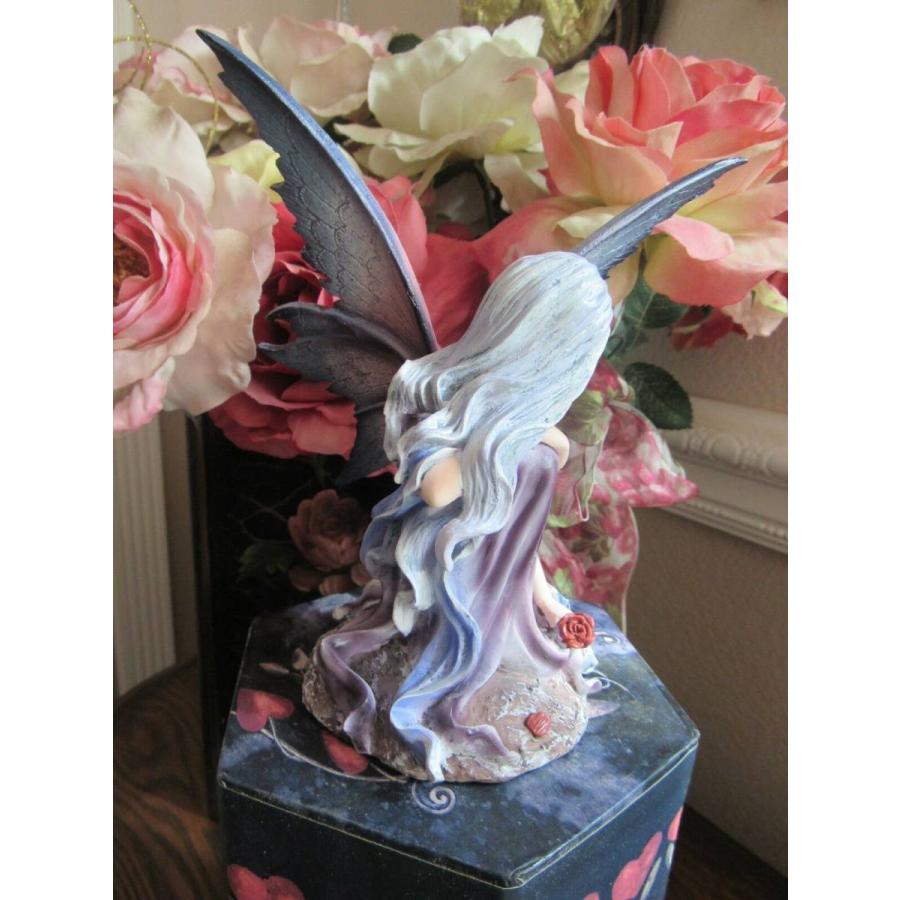 おとぎの国 赤いバラを持った紫色の翼の妖精（フェアリー）彫像 彫刻