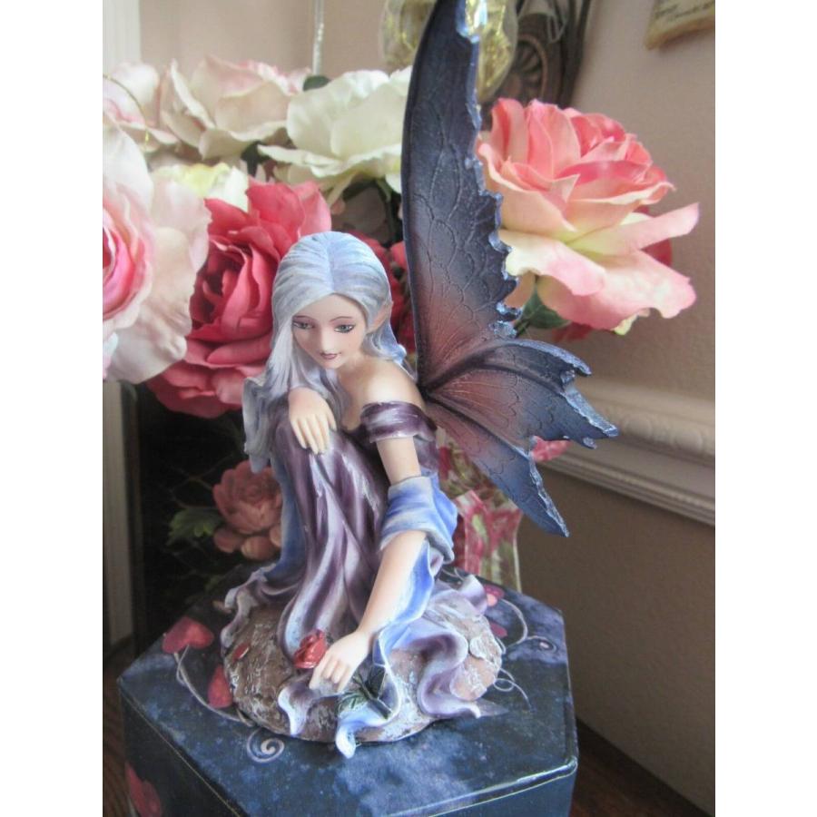 おとぎの国 赤いバラを持った紫色の翼の妖精（フェアリー）彫像 彫刻
