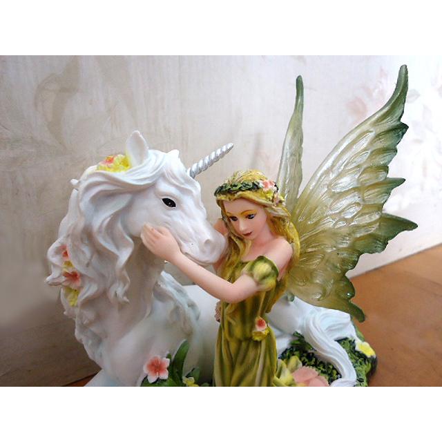 緑の翼のある妖精(フェアリー)と魔法のユニコーン像の置物 彫像聖霊 森