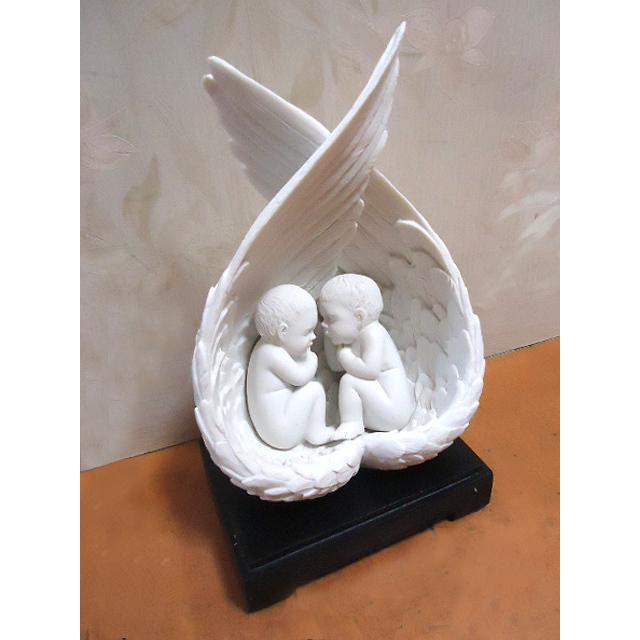 天使の羽に包まれる、双子の赤ちゃん天使（ケルビム）大理石風 彫像