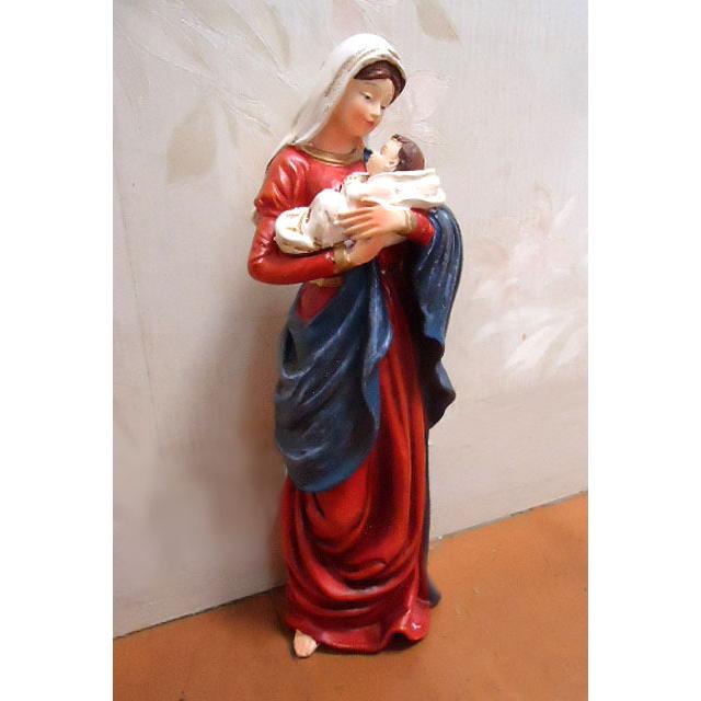 赤ん坊のイエス・キリストにキスをする聖母マリア様の彫像/ カトリック