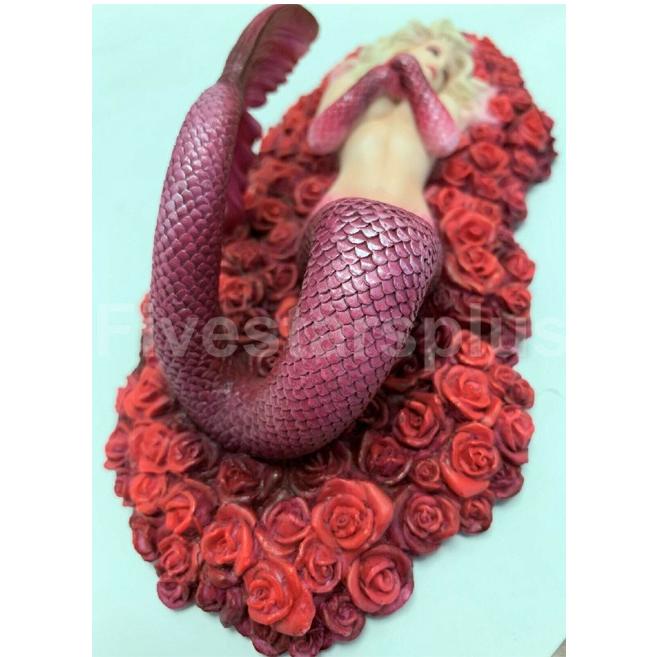 バラの海に浮かぶ、赤い人魚像 彫刻 アーティスト/セリーナ・フェネク