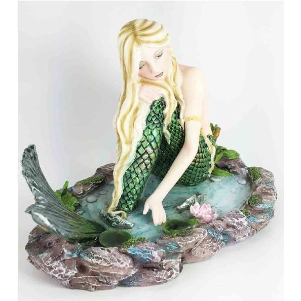 珊瑚礁の礁湖に佇む、愛しの、マーメイド（人魚）彫像 海のセイレーン