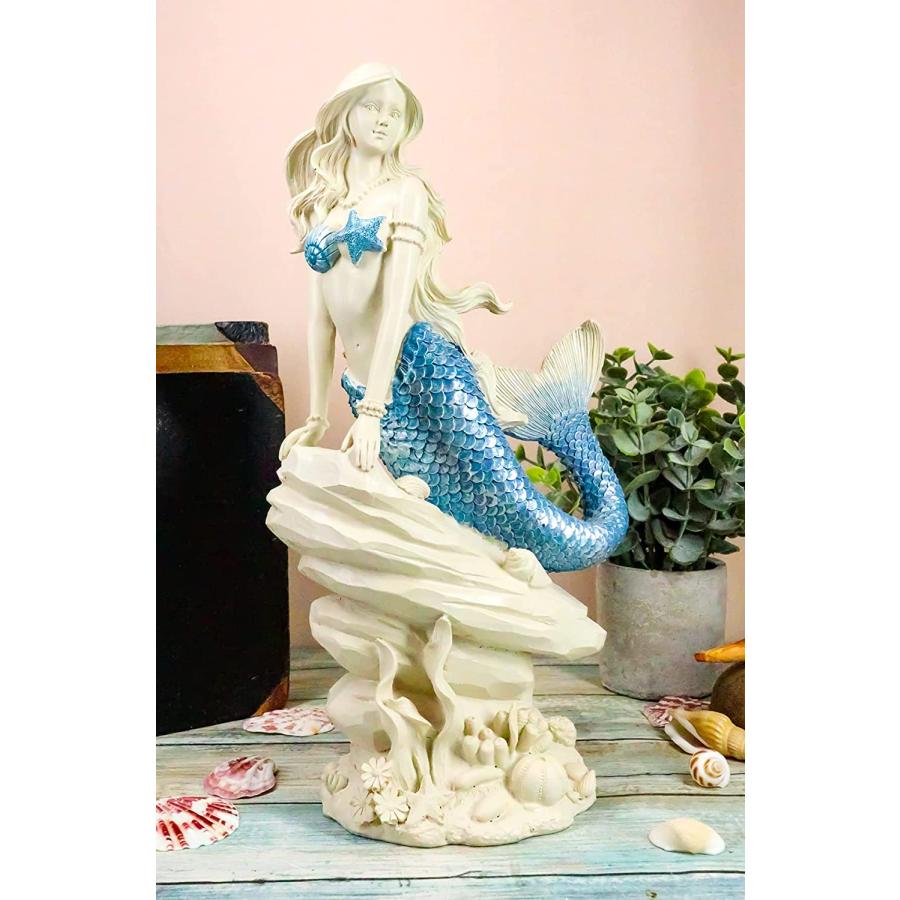 サンゴ礁の岩に座る アクアブルーの尾ヒレを持つ 人魚(マーメイド) 高