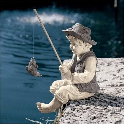 アヴィニョンのフレデリック釣りをする小さな子供の漁師少年 ツートン
