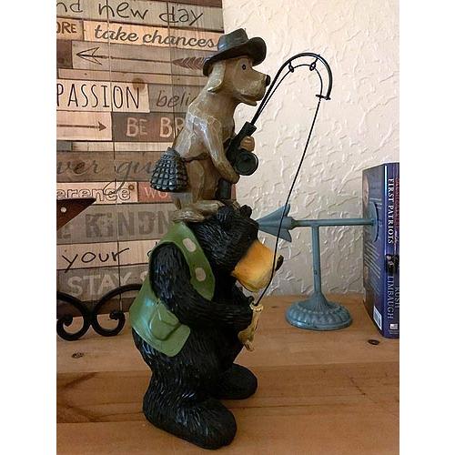 セール！即納！ツキノワグマの肩に乗って、釣りをする犬の彫像