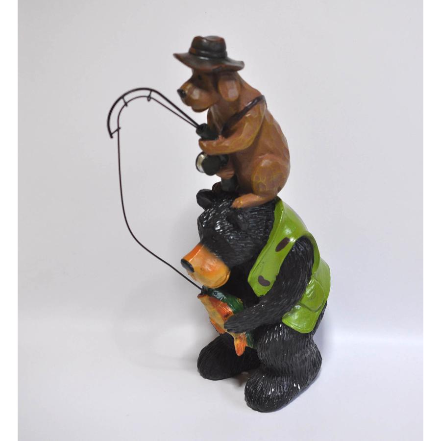 セール！即納！ツキノワグマの肩に乗って、釣りをする犬の彫像