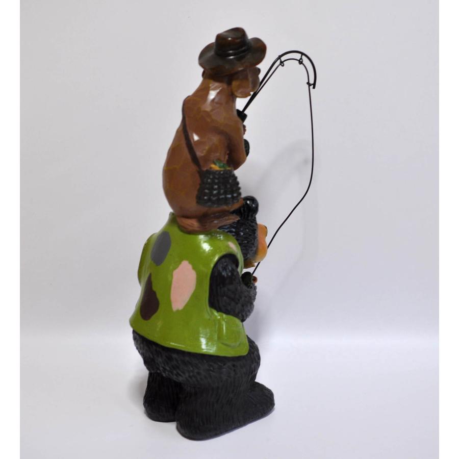 セール！即納！ツキノワグマの肩に乗って、釣りをする犬の彫像